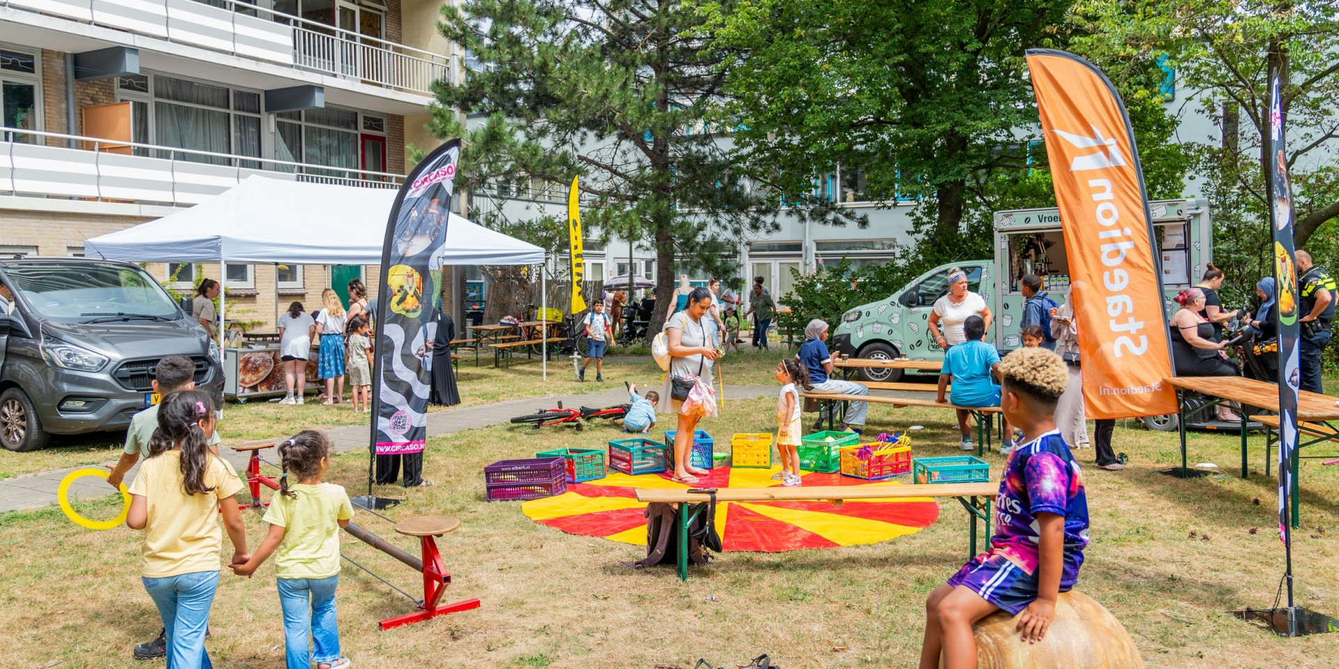 Kinders spelen en genieten van buitenactiviteiten op een wijkfestival.