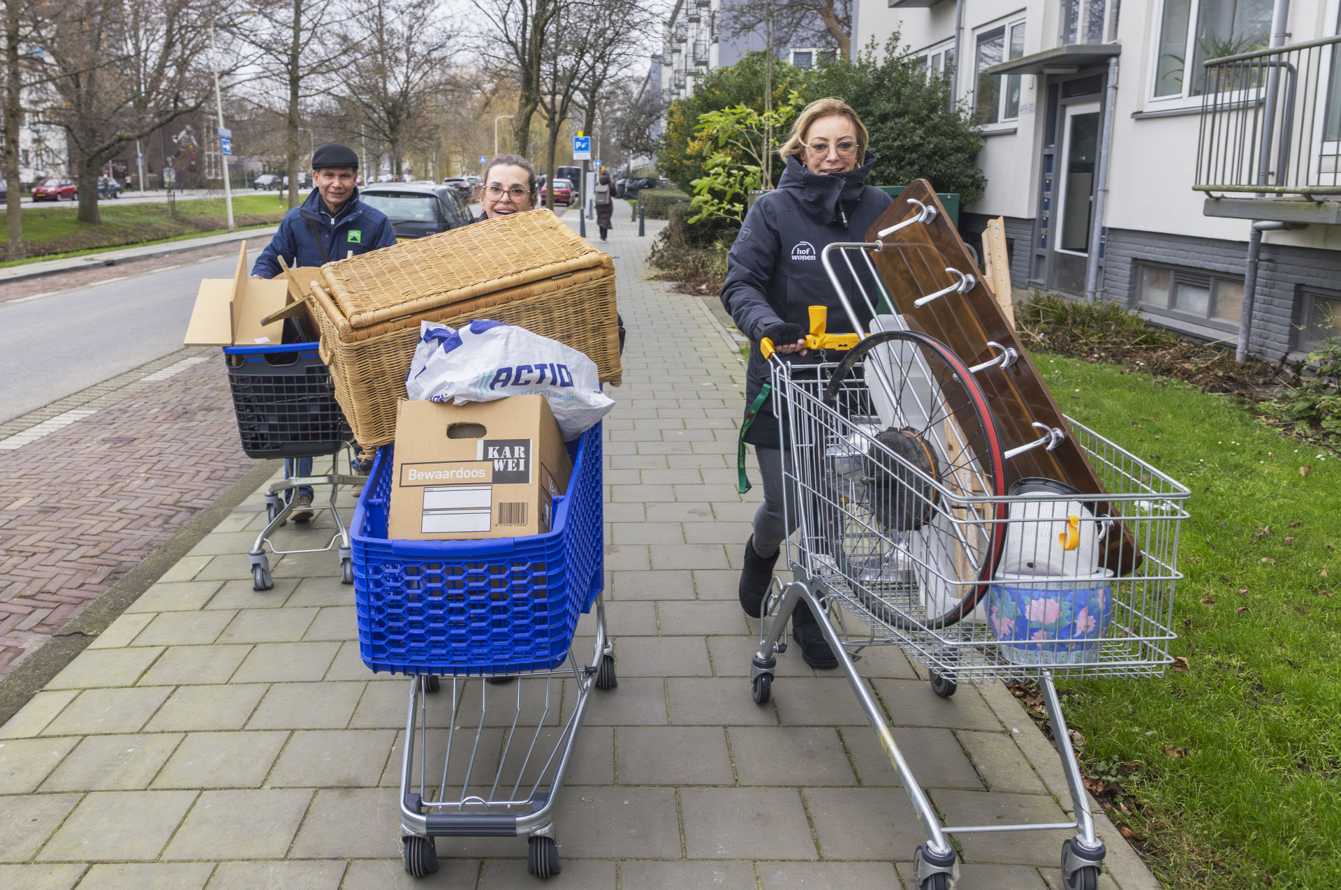 Grofvuil opruimen met winkelwagens tijdens de schoonmaakactie in Morgenstond